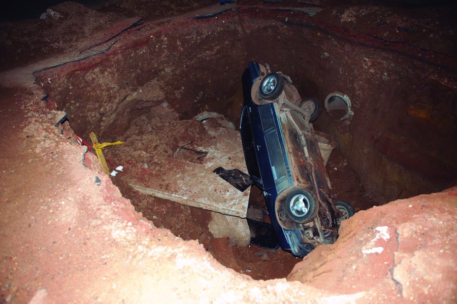 Carro é engolido por buraco. Foto: Evandro Ananias.