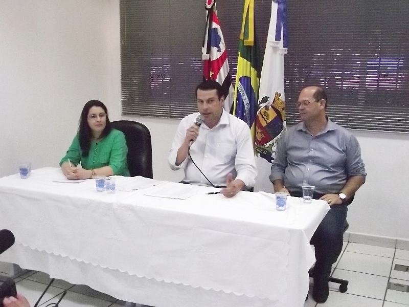Prefeito Manu fala aos jornalistas durante coletiva realizada no Paço Municipal.