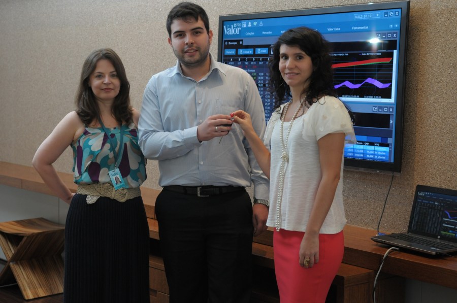 Catherine Vieira, editora do ValorInveste, o ganhador Bruno Vieira e Laura Andrade, Gerente de Marketing do Valor Econômico.