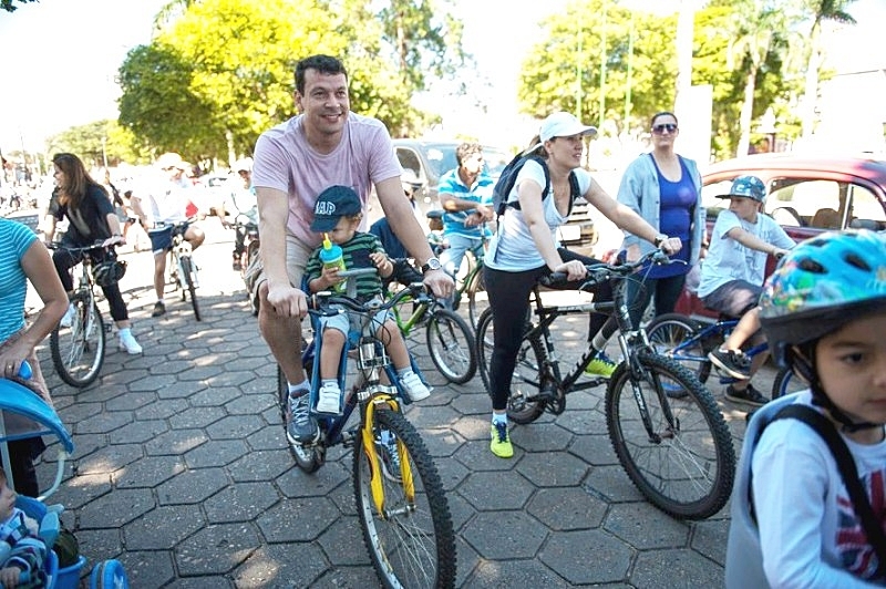 Prefeito Manu, esposa e filho participam do passeio ciclístico solidário.