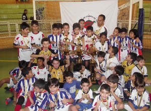 Garotada do Clube de Campo comemora a conquista dos três troféus.