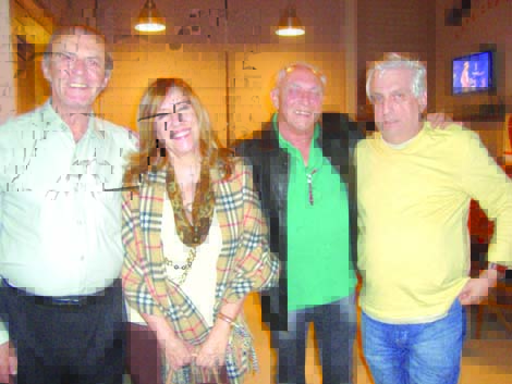 Carletti ao lado de amigos.