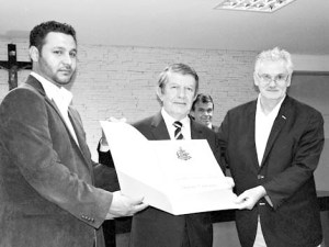 Deputado recebe título.