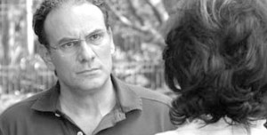 Wilson leva para Bento o brinquedo de madeira e o retrato de Lívia.