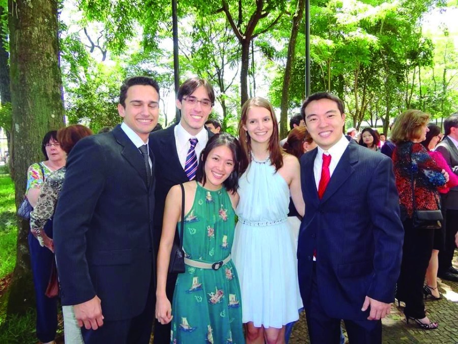 Higino Marangon, Renan Rodrigues Fernandes, Paula Mari, Karina Tiemi Setani e Danilo Y. Nambu, formandos da Faculdade de Medicina da USP.