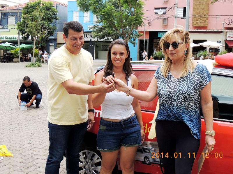 Fabiana de Jesus Corrêa recebe as chaves das mãos da presidente Lúcia, da ACE, e do prefeito Manu.