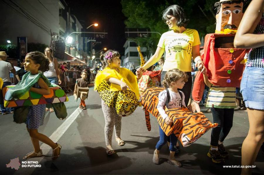 Cordão dos Bichos mirins participam da folia.