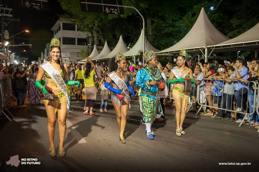 Corte carnavalesca no desfile de rua.