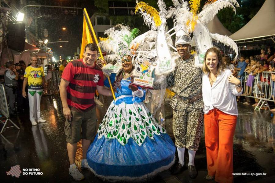 Prefeito Manu e Ana Paula ao lado da porta-bandeira e mestre-sala. 