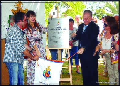 Paula representa a família Senna na inauguração de centro de lazer.