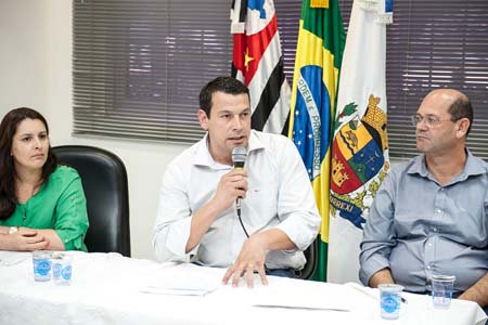 Secretária Lilian Grando (Fazenda), prefeito Manu (PMDB) e vice-prefeito Vicente Menezes (PT).