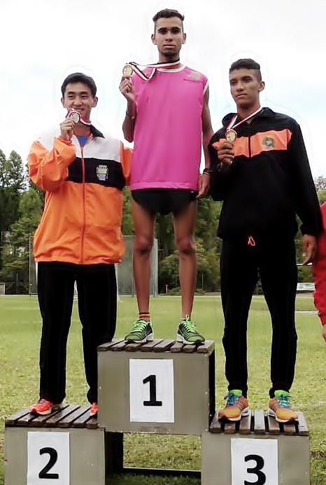 Felipe Augusto Ribeiro da Silva recebe medalha de ouro nos 800 metros.