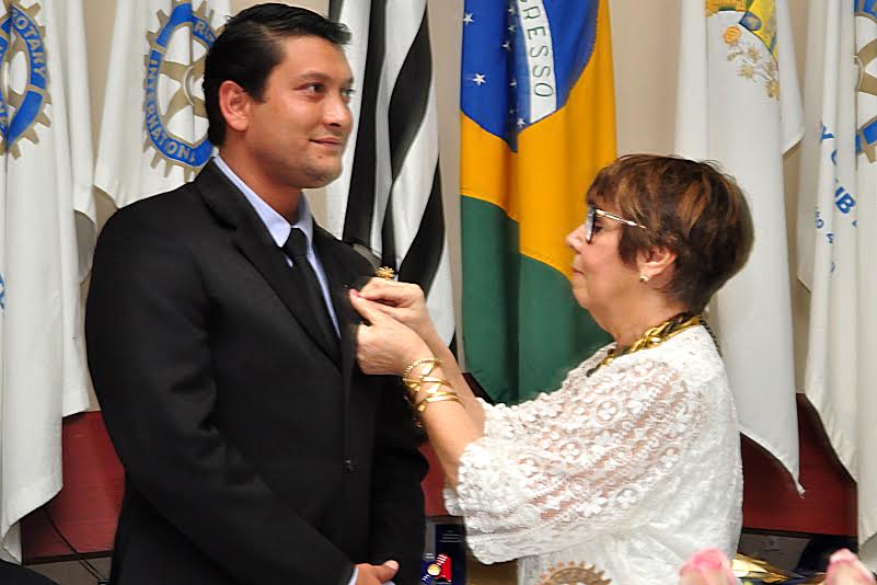 Thiago recebe distintivo de presidente do Rotary.