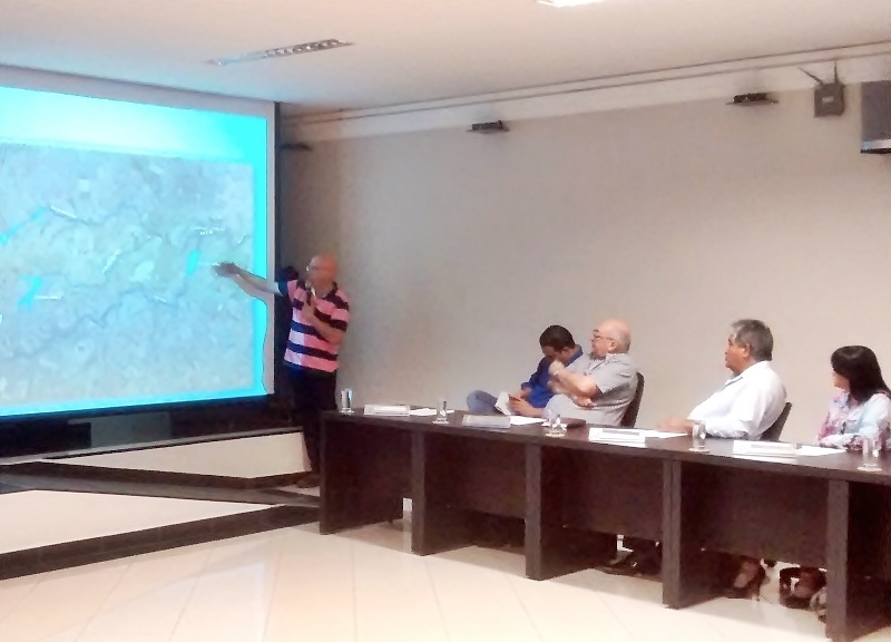 Gerente divisional da Sabesp fala durante a sessão da Câmara de Tatuí.