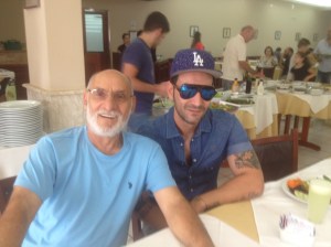 Giovanni Visciglia ao lado do filho Vincenzo, na Trattoria Della Nonna.