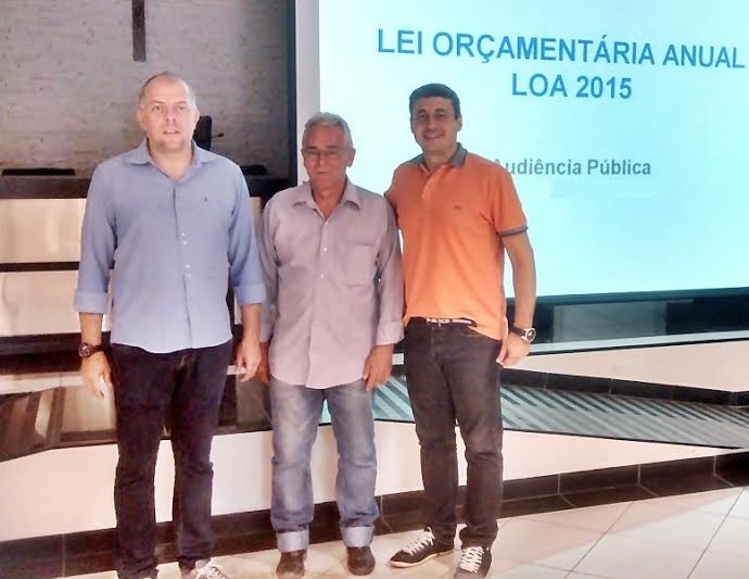 Vereadores Fábio Menezes e Antonio Marcos e o analista Francisco Hoffmann na abertura da audiência pública.