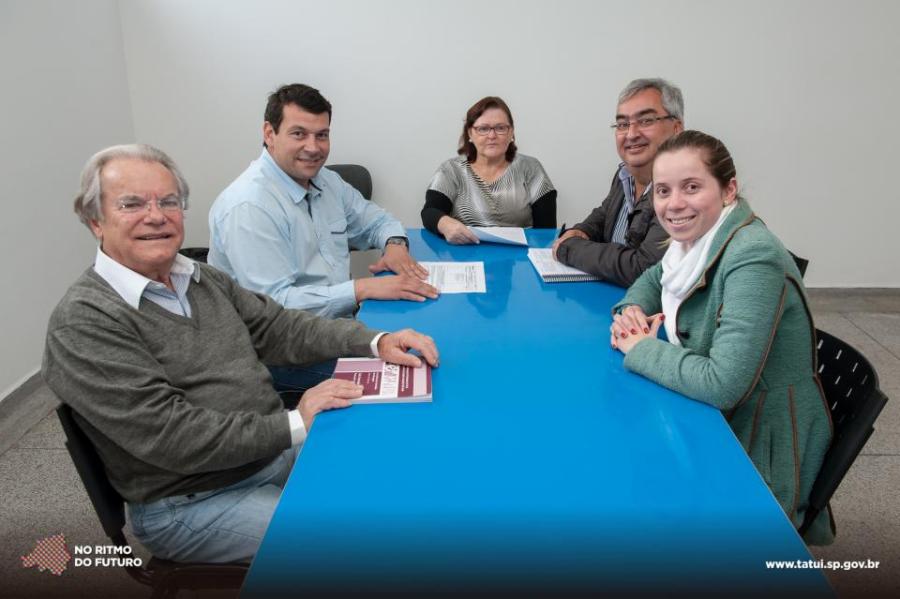 A atual provedoria da Santa Casa em recente reunião com o prefeito Manu.