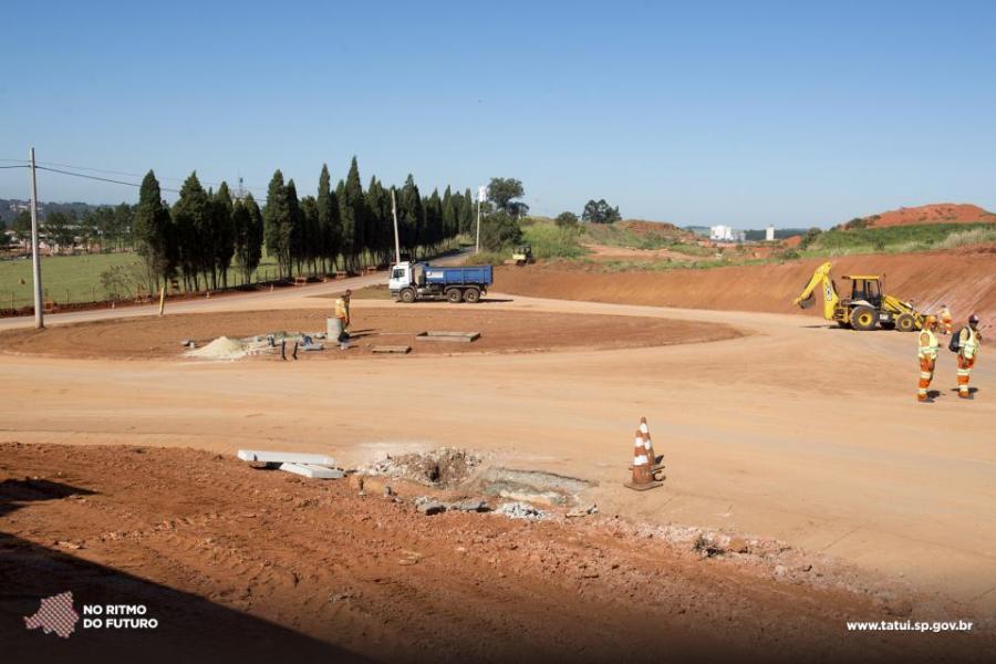 Anel viário dois anos parado e coberto por terra. Foto Prefeitura de Tatuí.
