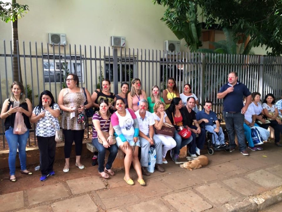 Nesta quinta-feira (24), funcionários da Santa Casa de Misericórdia de Tatuí se postaram com cartazes na frente do hospital para protestar pacificamente contra o descaso que a direção da entidade trata seus problemas salariais. Na segunda-feira (21), um grupo (foto) protestou na entrada do hospital, em razão de não haver recebido o 13º salário até aquela data. Os manifestantes reclamavam ainda que não ocorre o recolhimento do INSS há dois anos e os empréstimos consignados não foram pagos aos bancos, deixando seus nomes “sujos”. Indignados, os funcionários empunhavam cartazes e vestiam narizes de palhaço. Na quarta-feira (23), o presidente Wladmir Saporito comunicou oficialmente que a Câmara de Tatuí antecipou e devolveu à Prefeitura R$ 200 mil, parte da sobra de seu duodécimo (recurso para manutenção da Câmara no ano de 2015). Saporito informa ainda que “até o fim do ano, poderemos devolver mais, pois é necessário fechar o ano fiscal. Espero que este recurso seja aplicado na Santa Casa de Misericórdia de Tatuí, que tanto precisa. Nosso Legislativo dá sua parcela de contribuição”. Prefeito diz que repassou verba Na semana passada, para tentar evitar uma greve no único hospital público de Tatuí, o prefeito José Manoel Corrêa Coelho (Manu) informou nas redes sociais que, “após estudarmos e nos debruçarmos sobre o nosso orçamento e nossas possibilidades financeiras, conseguimos, com talento e esforço administrativo, mais uma vez estender as mãos à nossa Santa Casa. Acabamos de fazer o adiantamento do repasse dos recursos do SUS do mês de janeiro, no valor de R$ 593 mil, para garantir o pagamento dos salários e cestas básicas atrasadas aos funcionários do nosso único hospital”. E disse ainda que “até o final de 2015, a Santa Casa terá recebido R$ 20 milhões, o maior repasse”. Esta informação do prefeito parece não se coadunar com a realidade da situação da Santa Casa de Tatuí. O que ficou demonstrado no início da semana, é que o difícil problema da falta de pagamento dos funcionários ainda não havia sido solucionado. Na quarta-feira (23), a reportagem deste jornal esteve no hospital e foi informado que nenhuma parcela do 13º salário ainda havia sido depositada. Uma pessoa ligada ao hospital mostra a parede da entrada e diz: “é só ver os cartazes para entender nossa situação”.